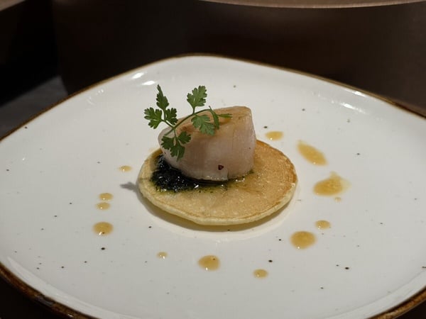廚師正在 URBAN PARADISE 的 VIVA 鐵板料理區炙燒生食級干貝。