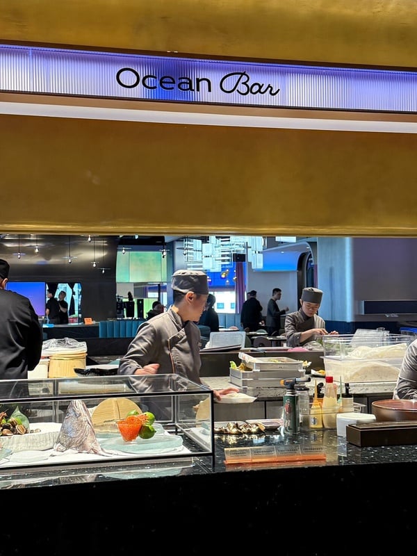 URBAN PARADISE 的 Ocean Bar 海鮮餐區，廚師正專注地準備新鮮海味料理。