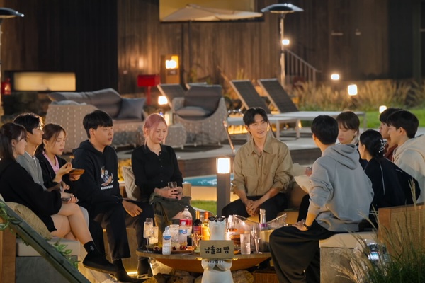 《母胎單身戀愛大作戰》8個幕後TMI！戀綜史無前例的「準時就寢」、劇情發展難以預測！