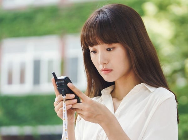 TikTok爆紅的「Flip Phone Summer」是什麼？遠離網路、讓生活變慢，連韓韶禧都淪陷！