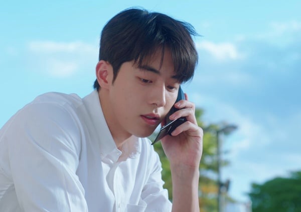 TikTok爆紅的「Flip Phone Summer」是什麼？遠離網路、讓生活變慢，連韓韶禧都淪陷！
