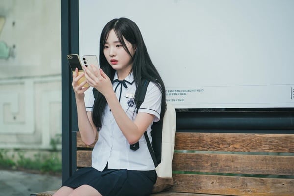 TikTok爆紅的「Flip Phone Summer」是什麼？遠離網路、讓生活變慢，連韓韶禧都淪陷！