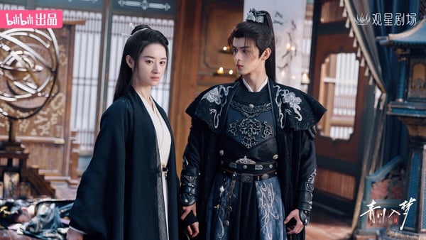 近年有不少長劇演員都跑去演短劇，郭曉婷《青川入夢》就是其中很受矚目的一部。《青川入夢》是女師男徒的設定，講述機緣巧合下，夏祈光被父親景王安排拜莫妄為師，世子不屑這位所謂的天下第一名師，但是對守護家國的女將軍墨青川卻十分欽佩，但是世子不知，眼前的莫妄便是青川本人，師徒二人在相互救贖中，開啟了為英雄隊伍正名之路。