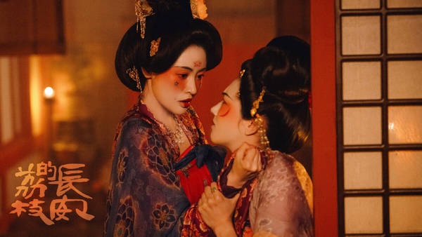 《長安的荔枝》是部重磅大製作，由馬伯庸的小說改編，馬伯庸就是《長安十二時辰》的原著小說作者，他的作品拍成劇都是走高質感路線，劇版《長安的荔枝》拍攝質感不錯，但劇迷主要都在吐槽節奏慢。原著小說是個挺簡單的故事，篇幅不長，劇版則擴充不少情節，節奏沒有小說那麼快。相較之下同名電影版評價更好。