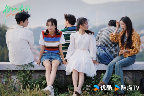 《櫻桃琥珀》由打造過《知否》、《歡樂頌》的正午陽光出品，本來很被看好，然而首播後評價兩極。觀眾都在吐槽劇本和剪輯，前幾集太過平淡，劇版也沒有拍出小說細膩動人的情感。以往正午陽光製作的《知否》、《歡樂頌》都是可以細細品味的好劇，服化道也很有特色，到了《櫻桃琥珀》卻被網友嫌棄有些土氣，沒有達到正午陽光以往的製作水準。