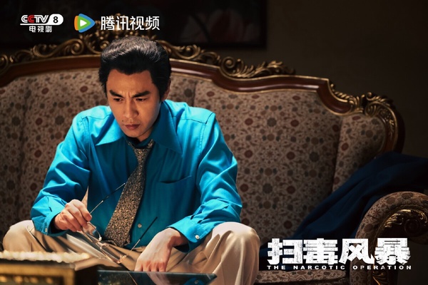 冠軍是《掃毒風暴》！《掃毒風暴》微博評分高達9.4，豆瓣也開出8.0高分！《掃毒風暴》找來段奕宏、秦昊等一票戲骨演員，開播前就有高期待。不過這部劇喜歡的人很喜歡，不喜歡的人完全看不下去。《掃毒風暴》首播後導演的拍攝方式就迎來兩極觀感，有網友認為鏡頭拍得太晃，很妨礙觀看。但看下去後，許多觀眾稱讚《掃毒風暴》90年代的復古感很吸引人，而且看段奕宏和秦昊兩大戲骨飆戲，很過癮。