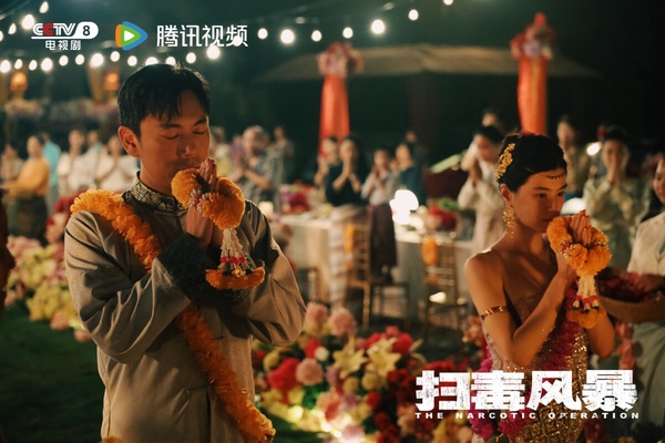 冠軍是《掃毒風暴》！《掃毒風暴》微博評分高達9.4，豆瓣也開出8.0高分！《掃毒風暴》找來段奕宏、秦昊等一票戲骨演員，開播前就有高期待。不過這部劇喜歡的人很喜歡，不喜歡的人完全看不下去。《掃毒風暴》首播後導演的拍攝方式就迎來兩極觀感，有網友認為鏡頭拍得太晃，很妨礙觀看。但看下去後，許多觀眾稱讚《掃毒風暴》90年代的復古感很吸引人，而且看段奕宏和秦昊兩大戲骨飆戲，很過癮。