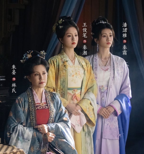 大家還記得早年在清宮劇《夢回》，李蘭迪的古裝扮相被吐槽得超慘嗎？但最近追《朝雪錄》，很多觀眾都大讚李蘭迪變超美！李蘭迪一直是很有觀眾緣的長相，在《朝雪錄》瘦下去後，再搭配適合的造型，美度大漲。而《朝雪錄》也一樣美女如雲，配角個個都是古裝美人，李蘭迪、敖瑞鵬CP火花爆棚，顏控可以追！