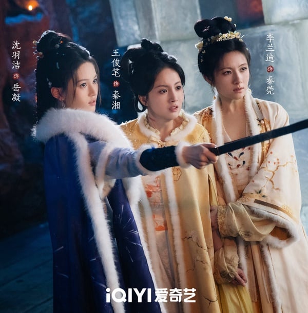 大家還記得早年在清宮劇《夢回》，李蘭迪的古裝扮相被吐槽得超慘嗎？但最近追《朝雪錄》，很多觀眾都大讚李蘭迪變超美！李蘭迪一直是很有觀眾緣的長相，在《朝雪錄》瘦下去後，再搭配適合的造型，美度大漲。而《朝雪錄》也一樣美女如雲，配角個個都是古裝美人，李蘭迪、敖瑞鵬CP火花爆棚，顏控可以追！