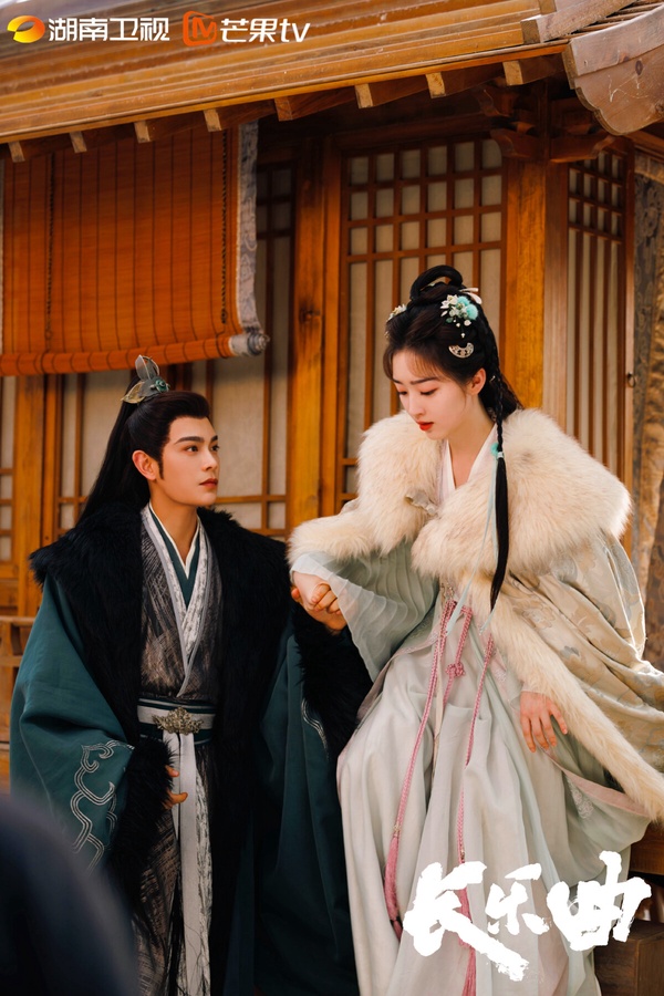 丁禹兮主演的《長樂曲》知名度沒這麼高，不過也很值得追！這也是結合探案的小甜劇，還結合大家愛看的先婚後愛設定。《長樂曲》懸疑探案的部分評價一般，但CP很好嗑！丁禹兮和鄧恩熙CP火花非常強，不輸《永夜星河》搭虞書欣！