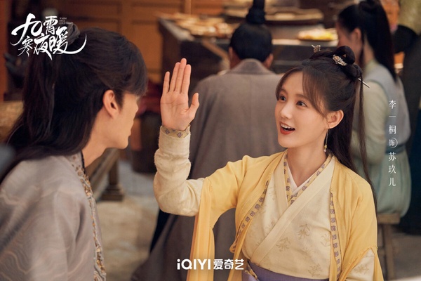 《九霄寒夜暖》熱度非常非常低迷，甚至拚不過一些沒有流量演員的短劇，但其實這部劇質感不錯呢！導演為《陸貞傳奇》、《宮鎖心玉》的李慧珠，造型指導為《延禧攻略》的團隊，製作班底一流，也難怪質感挺好。雖然是A級小成本網劇，但不是流水線的工業糖精劇。