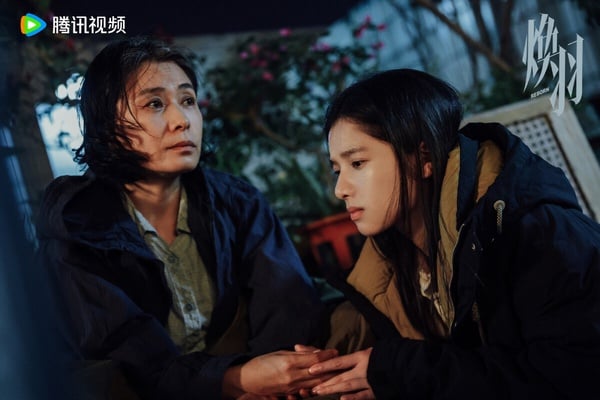 《煥羽》找來《點燃我，溫暖你》張婧儀和《當我飛奔向你》周翊然搭檔，兩人都很適合現偶戲路，搭起來CP火花卻一般般。《煥羽》不是大家想像的青春小甜劇，劇情集合留守兒童、校園霸凌、重男輕女等社會議題，更偏向懸疑劇。不少觀眾都覺得劇情有點悶，劇情節奏偏慢，愛情線也沒有讓人嗑生嗑死的感覺。