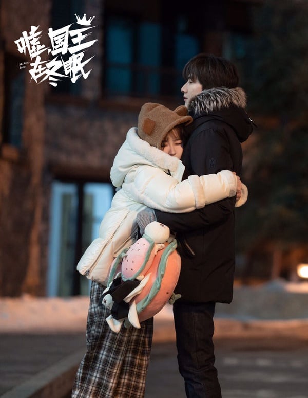 虞書欣主演的《噓，國王在冬眠》第五名！這是漫畫家vs.滑雪選手的愛情故事。劇情就是一般小甜劇的套路，沒有太多跌宕起伏，亮點也不夠強。不過《噓，國王在冬眠》靠著虞書欣的高人氣，依然衝出了高熱度。虞書欣近年推出的《蒼蘭訣》、《永夜星河》、《噓，國王在冬眠》每部陸劇收視成績都不錯呢！