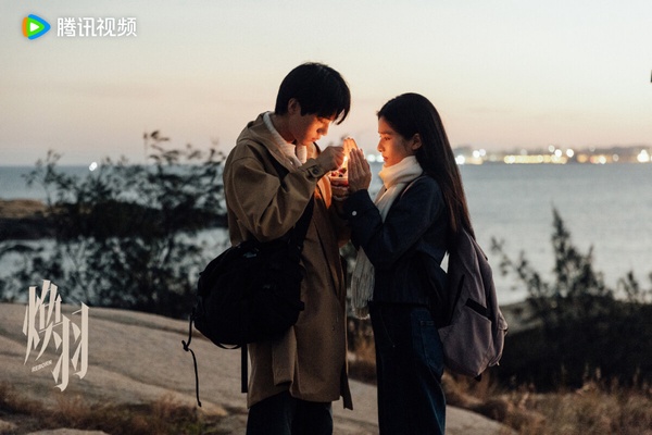 青春甜寵劇《煥羽》找來《點燃我，溫暖你》張婧儀和《當我飛奔向你》周翊然搭檔，兩人都很適合現偶戲路，不過在《煥羽》搭起來CP火花卻一般般。或許是題材的關係吧！《煥羽》不是大家想像的青春小甜劇，劇情集合留守兒童、校園霸凌、重男輕女等社會議題，更偏向懸疑劇，愛情線沒有讓人嗑生嗑死的感覺。如果改搭撒糖向的甜劇，或許更能讓觀眾感受到CP感。