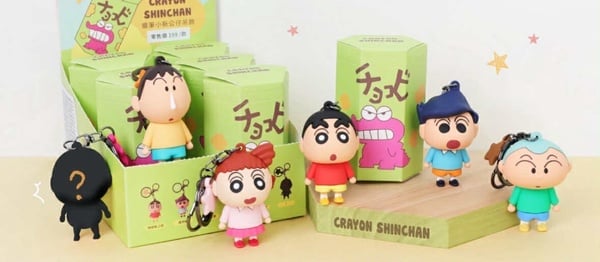 7-11「蠟筆小新周邊」登場！小白面紙套、阿呆立體眼罩太可愛，巧克比公仔吊飾盲盒必收