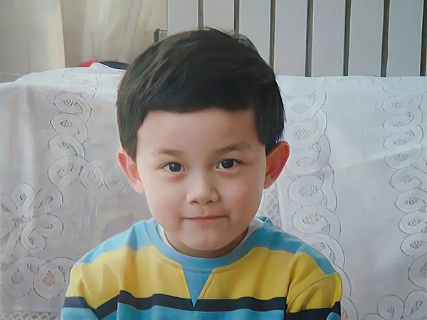 吳磊真的太誇張了啦!他根本等比例放大啊!吳磊是少數沒長殘的童星,從小就很可愛,而童年的模樣和現在幾乎是複製貼上,就算沒有看過他小時候演的電視劇,看這童年照也能一眼認出就是他,雙眼皮加上大眼睛,兒時就擄獲了不少姨母心吧!