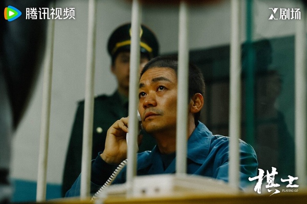 《棋士》劇情講述21世紀初，圍棋老師崔業在一次信用社搶劫案中，不幸被劫持為人質。為了自保，他不得不協助劫匪逃脫警方的追捕。過程中，他發現自己的圍棋天賦可以用於犯罪。崔業逐漸走上犯罪的道路，他的員警哥哥崔偉希望他能迷途知返，但事與願違，兄弟二人在黑白兩條道路上漸行漸遠。