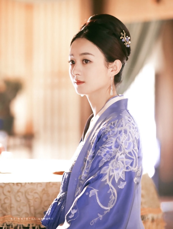 趙麗穎主演的古裝劇《知否知否應是綠肥紅瘦》是近年經典的古裝大劇，改編自關心則亂同名小說，聚焦在家宅內鬥，沒有曲折的劇情、沒有狗血的場面，很樸實，用緩慢的步調講述有內涵的故事，和《甄嬛傳》一樣用獨特的敘事節奏引人入勝，越追越入迷，而且後勁很強，是一部會讓人想二刷、三刷的劇。