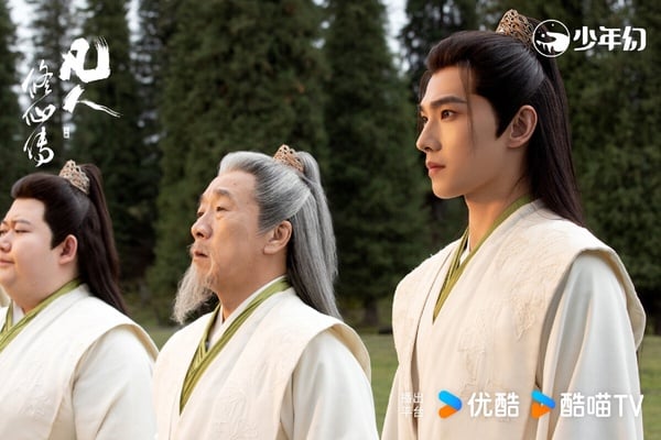 楊洋主演的《凡人修仙傳》首播後開出好評,這是一部修仙劇,講述普通的山村窮小子韓立,偶然之下,跨入到一個江湖小門派,雖然資質平庸,但依靠自身努力和合理算計,最後修煉成仙的故事。《凡人修仙傳》拍攝質感非常好,許多仙俠劇往往會用綠幕摳圖,但《凡人修仙傳》選擇實景拍攝,每一幕都超級美!大製作真的拍出了大製作的質感。