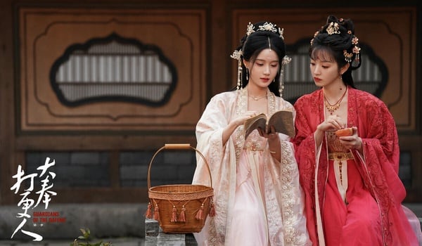 《大奉打更人》是重磅大製作,開播前就號稱是《慶餘年》2.0,是小說大IP改編+雙流量主演的大製作古裝劇。男主穿越到古代大開金手指的故事,節奏非常快,事件一個接一個,輕鬆搞笑,結局也留下伏筆。
