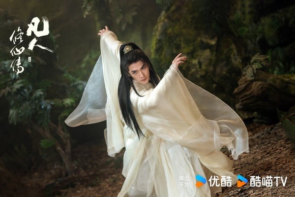 慕沛靈負責管理落雲宗的藥園，當韓立在落雲宗修煉時，她曾傳授玄冰決功法給韓立。慕沛靈一直被家族逼婚，因此她對外謊稱被韓立收為妾侍，而韓立也假戲真做，真的收她為妾侍。只可惜在韓立閉關時，慕沛靈因突破元嬰期失敗而隕落，韓立作為她名義上的丈夫，得知後也前去祭拜悼念。