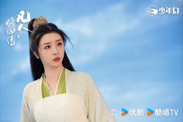 趙小棠飾演的「陳巧倩」，是韓立在黃楓谷的師姐，性格高傲清冷，擁有極高的修仙天賦，在朝夕相處下，她漸漸愛上韓立，曾經多次向韓立表白心意，只不過韓立一心求大道，所以拒絕了她。陳巧倩雖被韓立拒絕，但對韓立的感情卻相當執著，一直默默愛慕韓立，為了他終生未嫁。