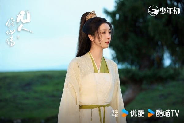 趙小棠飾演的「陳巧倩」，是韓立在黃楓谷的師姐，性格高傲清冷，擁有極高的修仙天賦，在朝夕相處下，她漸漸愛上韓立，曾經多次向韓立表白心意，只不過韓立一心求大道，所以拒絕了她。陳巧倩雖被韓立拒絕，但對韓立的感情卻相當執著，一直默默愛慕韓立，為了他終生未嫁。