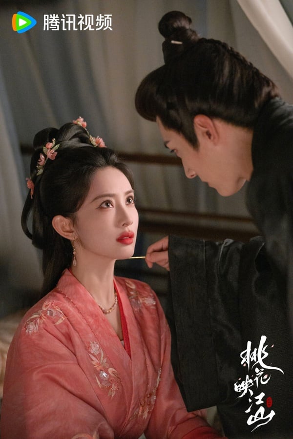 《桃花映江山》熱播時對打《書卷一夢》,相比《書卷一夢》的好評,《桃花映江山》熱度和評價都不高。這是權傾朝野的宰相vs.和親公主先婚後愛的故事,講述祁國左相沈在野因一次政敵處心積慮的陷害,不得不迎娶北苑國和親公主姜桃花。一個腹黑狠辣,一個狡猾伶俐,二人鬥智鬥勇、互相算計,在被迫合作中又暗生情愫。
