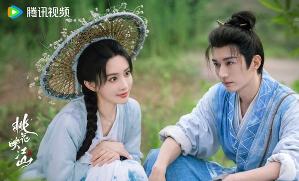 《桃花映江山》熱播時對打《書卷一夢》,相比《書卷一夢》的好評,《桃花映江山》熱度和評價都不高。這是權傾朝野的宰相vs.和親公主先婚後愛的故事,講述祁國左相沈在野因一次政敵處心積慮的陷害,不得不迎娶北苑國和親公主姜桃花。一個腹黑狠辣,一個狡猾伶俐,二人鬥智鬥勇、互相算計,在被迫合作中又暗生情愫。