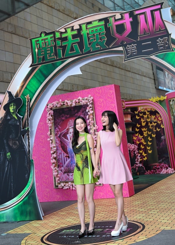 《魔法壞女巫：第二部》11月上映！艾法芭 vs 葛琳達終極對決，預告引爆全網熱議