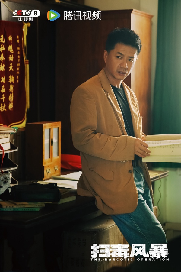 《掃毒風暴》找來段奕宏、秦昊等一票戲骨演員，再加上導演有高評價作品《掃黑風暴》珠玉在前，讓這部《掃毒風暴》開播前有了高期待。追《掃毒風暴》要習慣一下導演的拍攝手法，有觀眾認為鏡頭拍得太晃，影響觀看。但追下去的觀眾都給了好評，《掃毒風暴》一集之內囊括了婚禮、入獄、破產、死亡、走私、緝毒，節奏推進挺快的，豆瓣開出7.7的高分。