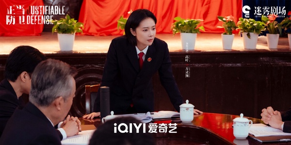《難哄》爆火後，也讓白敬亭參演的懸疑劇《正當防衛》擁有高關注。這是《獵罪圖鑑》編劇的作品，但卻沒有《獵罪圖鑑》的高口碑。一部分觀眾認為劇情在故弄玄虛，劇中的台詞太拗口、太文謅謅，讓人看得雲裡霧裡。但也有人很喜歡《正當防衛》的鋪陳，追得欲罷不能。