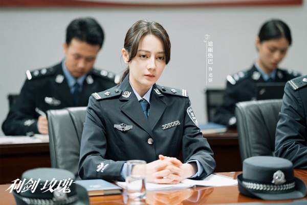 迪麗熱巴近年不再只演《枕上書》、《你是我的榮耀》這種偶像劇，也開始嘗試轉型，今年迪麗熱巴主演的《利劍玫瑰》是一部犯罪刑偵劇，以打擊拐賣為主題。《利劍玫瑰》滿多案件都讓人看了揪心，婦女兒童拐賣案背後，是一個個傷心的家庭。劇情案件雖然有些bug，比不上真正精品的犯罪劇，但《利劍玫瑰》題材很能讓觀眾共鳴。