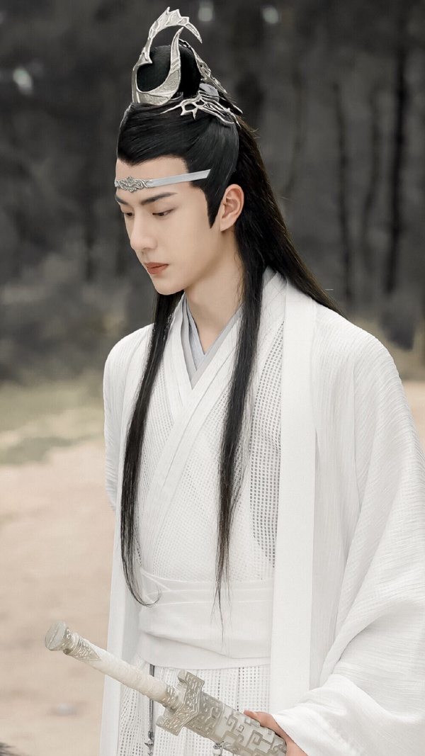 《陳情令》藍忘機當然也進榜囉！王一博把這個角色演活了，看似高冷無情，其實內心就是個單純的小孩，喝醉酒的樣子超可愛，一轉身又變成風度翩翩的白衣公子，超帥！