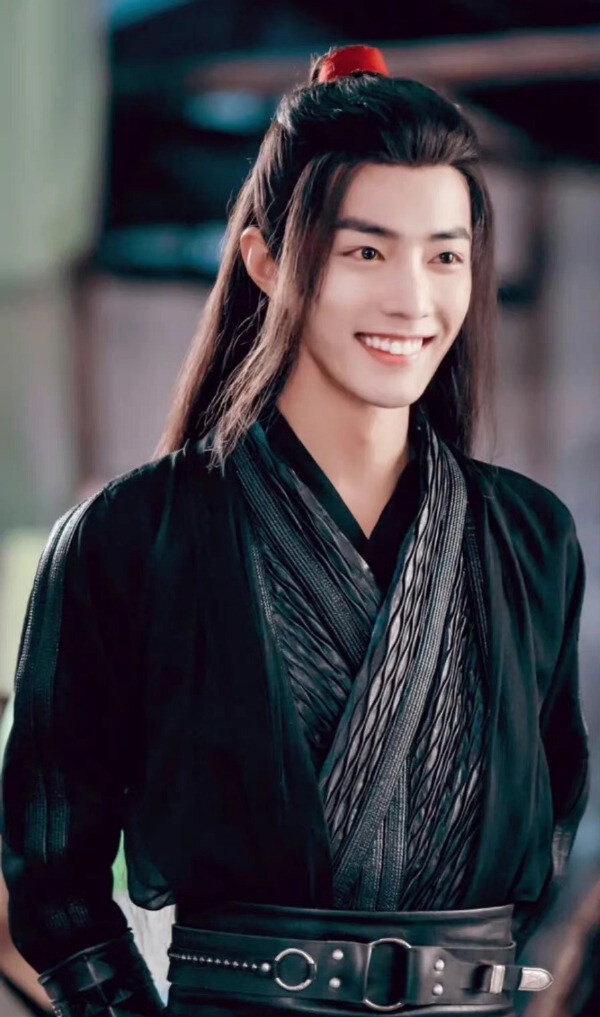 《陳情令》肖戰的魏無羨拿下第四名！好多人都忘不了放蕩不羈、風趣可愛又霸氣十足的魏無羨，他的形象很多變，遇到藍忘機就像小學生一樣搞怪，遇到狗就跑，黑化後癲狂又邪魅，每個眼神都好看。肖戰真的把魏無羨演活了，不只是因為帥，感覺他就是魏無羨本人。