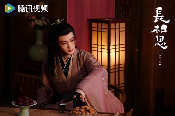 《長相思》相柳真的是近年古裝劇的難忘白月光啊！相柳是一個九頭妖，同時又是辰榮義軍軍師，是個超級霸氣的角色。初見面時差點沒要了小夭的命，發現小夭的血有特殊功效後，每次見面都要啃人家脖子、吸人家血。另一層隱藏身分是北地防風氏的庶出二公子防風邶，這個角色則是風流倜儻，多情下藏著深情。