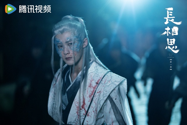 《長相思》相柳真的是近年古裝劇的難忘白月光啊！相柳是一個九頭妖，同時又是辰榮義軍軍師，是個超級霸氣的角色。初見面時差點沒要了小夭的命，發現小夭的血有特殊功效後，每次見面都要啃人家脖子、吸人家血。另一層隱藏身分是北地防風氏的庶出二公子防風邶，這個角色則是風流倜儻，多情下藏著深情。