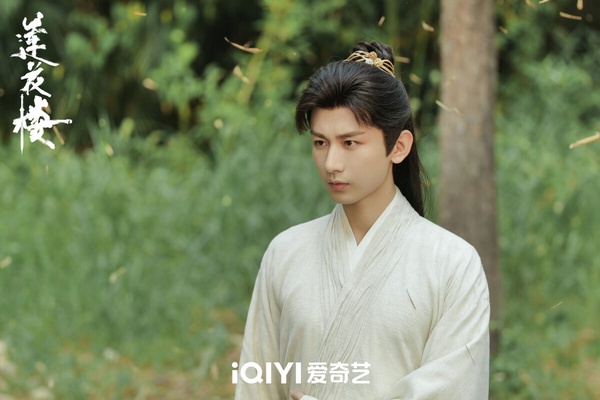 冠軍是《蓮花樓》成毅！《蓮花樓》是近年暑期檔高口碑古裝劇，豆瓣評分高達8.5，成毅飾演的李蓮花深受喜愛。《蓮花樓》李蓮花原名李相夷，20歲就問鼎武林盟主，為武林正道第一人。然而李相夷名滿江湖但四處結仇，後來重傷落海，決定告別過去，用「李蓮花」的名字活著。