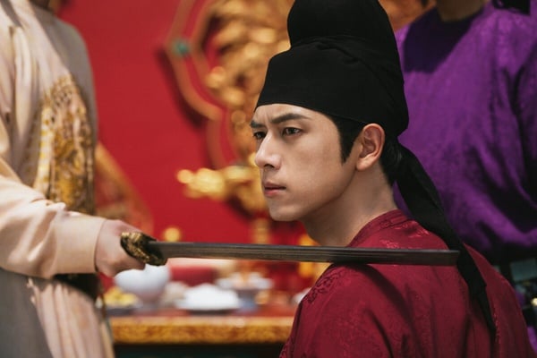 《國色芳華》拆成上下兩部，下部《錦繡芳華》播出時雖然沒有《國色芳華》熱鬧，但評價依然蠻高。先前李現在《劍王朝》古裝扮相被吐槽，不過這次李現在《錦繡芳華》的表現就很受好評，蔣長揚人物設定很有趣！