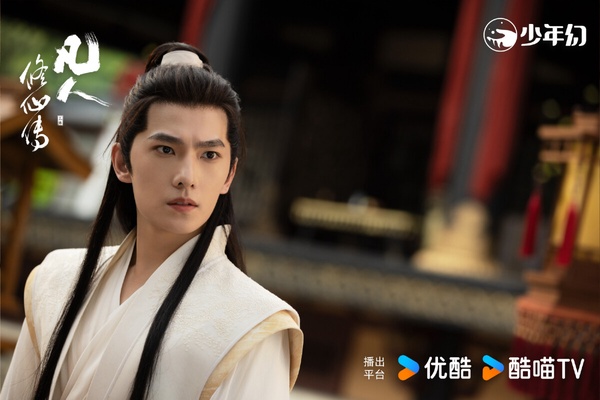 楊洋主演的《凡人修仙傳》是近期的熱門陸劇，這不是以往情情愛愛的仙俠偶像劇，而是修仙故事。《凡人修仙傳》講述普通的山村窮小子韓立，偶然之下，跨入到一個江湖小門派，雖然資質平庸，但依靠自身努力和合理算計，最後修煉成仙的故事，題材還滿新鮮。