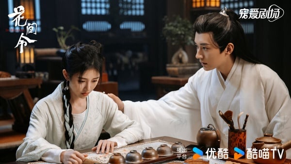 鞠婧禕《花間令》是去年的高熱度古裝劇，《花間令》上檔時強碰趙麗穎《與鳳行》，卻憑藉新鮮的劇情意外爆火。《花間令》是「換臉」的設定，前兩集客串的鄭合惠子演出了女主角善良堅韌的特質，而鞠婧禕演惡毒女配也很驚豔，前三集口碑非常好呢！