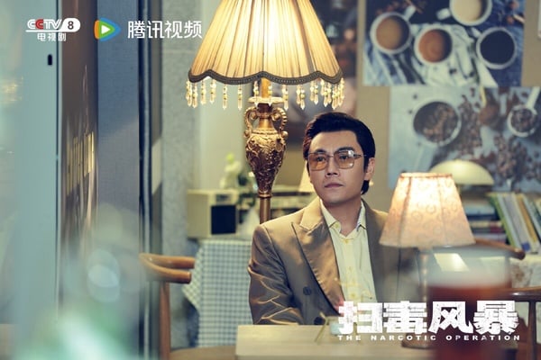 《掃毒風暴》是近期的高口碑陸劇，豆瓣評分高達7.6，該劇找來段奕宏、秦昊等一票戲骨演員，開播前就有高期待。《掃毒風暴》首播後導演的拍攝方式就迎來兩極觀感，有網友認為鏡頭拍得太晃，很妨礙觀看。但看下去後，許多觀眾稱讚《掃毒風暴》劇情不錯，而且看段奕宏和秦昊兩大戲骨飆戲，很過癮。