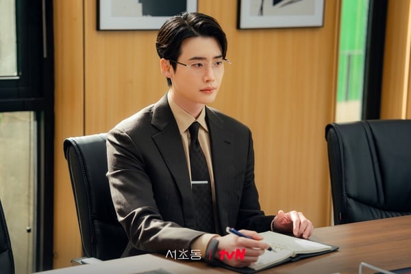 李鐘碩主演韓劇收視TOP9！《瑞草洞》墊底《黑話律師》第4輸《W》，冠軍飆破26%確實神