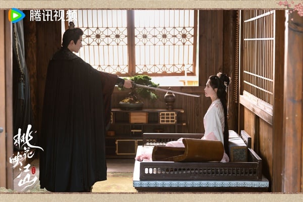 《桃花映江山》是權傾朝野的宰相vs.和親公主先婚後愛的故事，劉學義、孟子義的搭配有期待感，選角也適合，然而《桃花映江山》開播後口碑和熱度都不高。首先是《桃花映江山》對打《書卷一夢》，劇情上沒有太吸睛的亮點，而劉學義、孟子義雖然適合角色，但卻少了一點讓人嗑生嗑死的CP感。