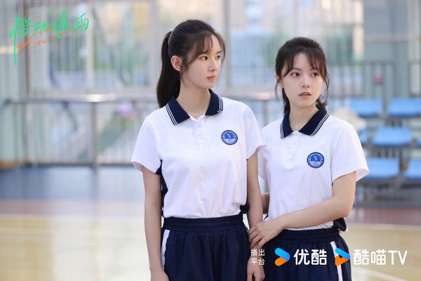 《櫻桃琥珀》由打造過《知否》、《瑯琊榜》的正午陽光出品，原先有高期待，開播後卻口碑不佳。《櫻桃琥珀》前幾集被認為太過平淡，似乎因為刪減很多戲分，導致剪輯有點混亂。而《櫻桃琥珀》的拍攝質感也被網友嫌土氣，沒有《難哄》、《你是我的榮耀》的氛圍感，豆瓣評分僅5.8。