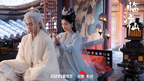 白鹿近年主演的陸劇都衝出了超高熱度，暑期檔推出《臨江仙》故事也很有趣，這是仙俠愛情劇，講述四靈仙尊「花如月」與大成玄尊「白九思」，本是同源共生的一對仙侶，卻因誤會反目成仇展開的故事。別人是三生三世的愛戀，但《臨江仙》主打三婚三離的「純恨夫婦」。