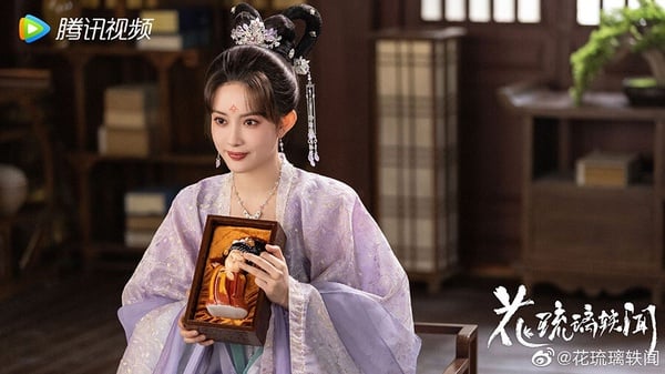 徐正溪、孟子義主演的《花琉璃軼聞》是部值得一看的古裝小甜劇，這是一部披著「權謀」外衣的輕喜劇，劇情不能深思，但又甜又搞笑。女主人設有反差感，扮豬吃老虎，一個撩而不自知，一個被撩難自持。重點是該劇質感不錯，孟子義的造型幾乎每一套都很美，豔麗又貴氣，能看出造型師的用心，徐正溪也很適合角色。