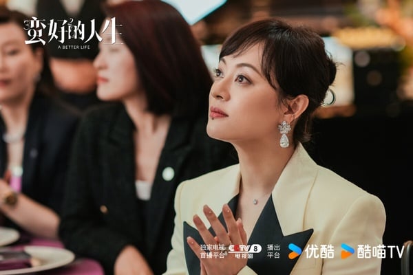 孫儷《蠻好的人生》讓人上癮啊！《蠻好的人生》是一部大女主都市劇，節奏非常快，開篇就迅速立住角色人設。孫儷飾演的保險女王胡曼黎事業有成，但她發現了懦弱的老公有了小三，緊接著，競爭對手暗中作梗，胡曼黎也迎來事業上的危機。