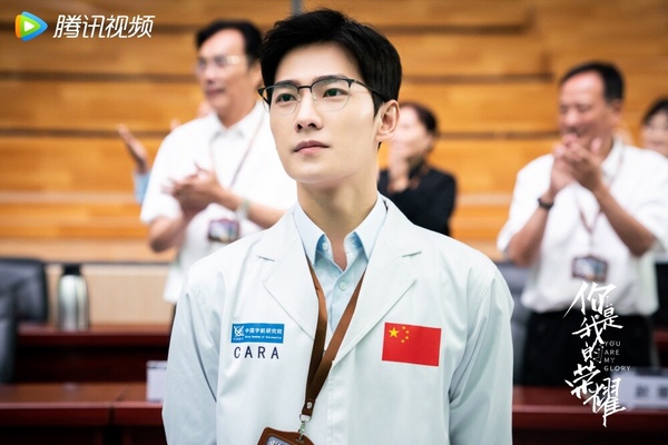 《你是我的榮耀》是近年高評價的甜寵劇之一，造成了現象級熱度，大結局播出時，甚至還癱瘓了騰訊的伺服器！《你是我的榮耀》與《微微一笑很傾城》一樣，都是出自顧漫的小說，劇版找來了楊洋、迪麗熱巴主演，高顏值的組合CP火花超強，被大讚是神仙選角，兩人劇中的互動也很甜，比小說更高糖！