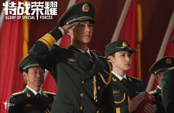 《特戰榮耀》劇情講述出生軍人家庭的燕破岳為了向父親證明自己，在高考來臨之際參軍到了武警某支隊。在新兵集訓時，燕破岳訓練成績驚人，卻不被中隊長李強看好，被分配到特戰中隊炊事班。燕破岳雖然能力超群，但是性格狂妄，是個與集體格格不入的「兵王」，後來在嚴酷環境與艱鉅任務的捶打下逐漸融入群體，成為真正的榮耀。